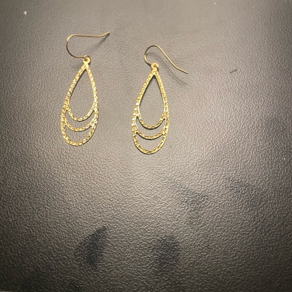 Chic Gold Teardrop Earrings - Picture 4 of 4